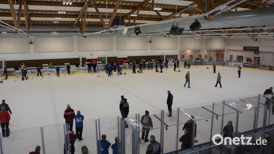 Ganz im Zeichen des Eisstocksports stand am Samstagvormittag die Mitterteicher Eissporthalle, wo 22 Seniorenmannschaften aus dem Freistaat den Bayernpokalsieger der Senioren Ü50 ermittelten. Sieger wurde der FC Ottenzell. Bild: jr