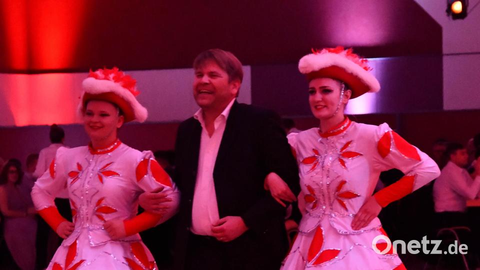 Marko Pammer, Organisator seitens der Stadt Nabburg, wird zur Ordenübergabe eskortiert Bild: Freya Stoeckl