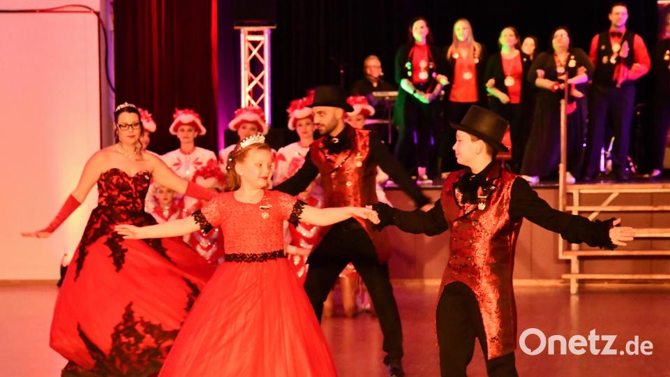 Die Prinzenpaare beim traditionellen Prinzenwalzer Bild: Freya Stöckl