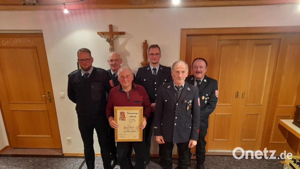Die geehrten und ausgeschiedenen Mitglieder der Feuerwehr Beidl: (von links) Christian Kulzer, Edi Helm, Ehrenmitglied Josef Busl, neuer Vorsitzender Florian Adam, Josef Reichl und Hans Reichl. Bild: Michael Vollath/exb