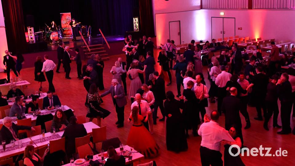 Die Tanzfläche war beim Stadtball in der Nabburger Nordgauhalle stets gut gefüllt. Bild: Freya Stoeckl