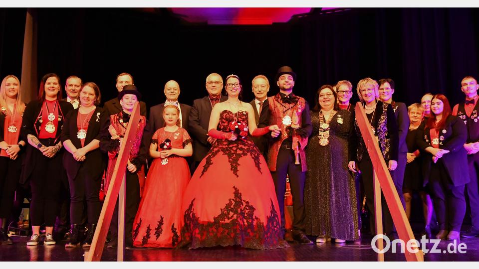 Vertreter der FG Nabburg mit Bürgermeister Frank Zeitler, seinen Stellvertretern Irene Ehemann und Johann Kleber, dem Pfreimder Stadtoberhaupt Richard Tischler sowie dem Prinzenpaar Tamara I. und Bogdan I. und dem Kinderprinzenpaar Leonie II. und Elias I. Bild: Freya Stoeckl