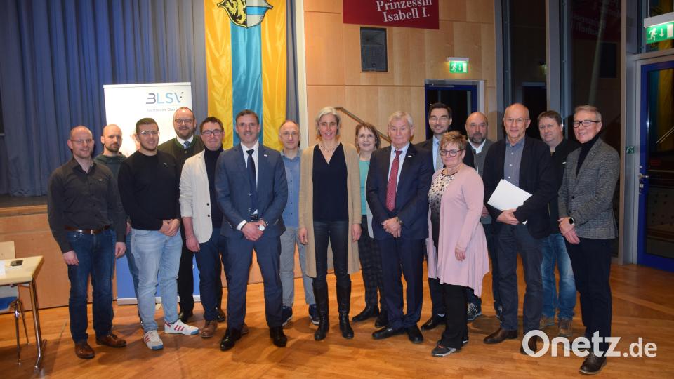 Den BLSV-Sportkreis Weiden/Neustadt mit 50000 Mitgliedern in 157 Vereinen führt ab sofort Christian Meiler (6. von links) mit einer neu zusammengestellten Kreisvorstandschaft. Bild: fz