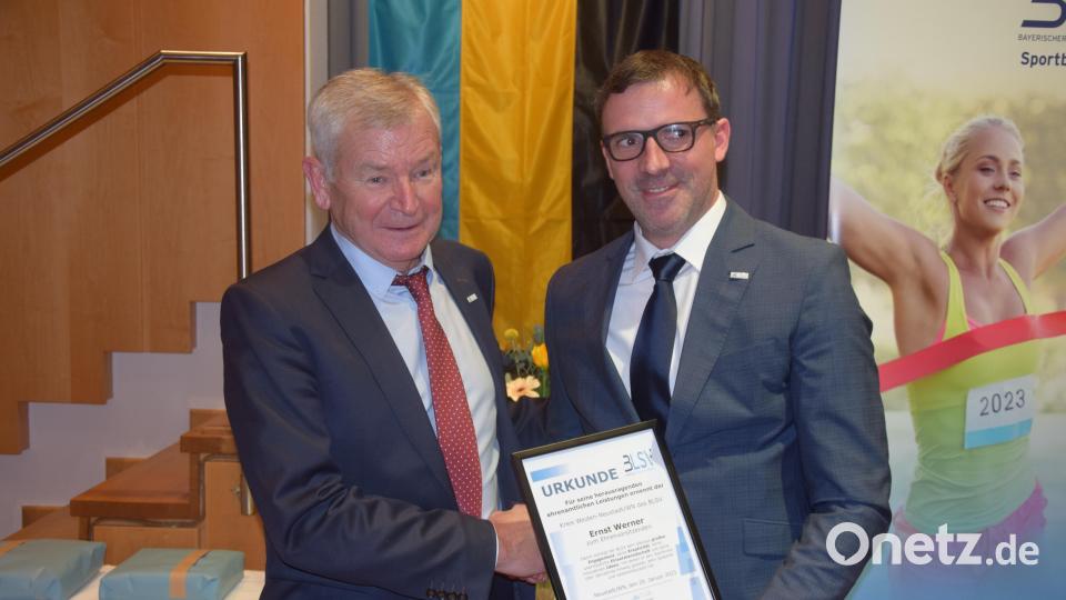 Erste Amtshandlung des neuen BLSV-Kreisvorsitzenden. Christian Meiler ernannte Ernst Werner (von rechts) zum Ehrenkreisvorsitzenden. Bild: fz