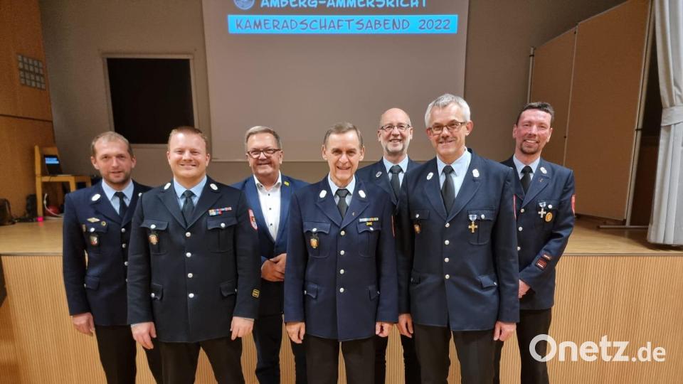 Wolfgang Weigl (Vierter von links) wurde zum Ehrenmitglied und Ehrenkommandanten der Ammersrichter Feuerwehr ernannt. Es gratulierten (von links): Zweiter Kommandant Christian Karl, Stadtbrandmeister Sebastian Schindler, Bürgermeister Martin Preuß, Zweiter Vorsitzender Jürgen Köppel, Vorsitzender Wolfgang Nagler und Kommandant Christian Schafbauer. Bild: tne