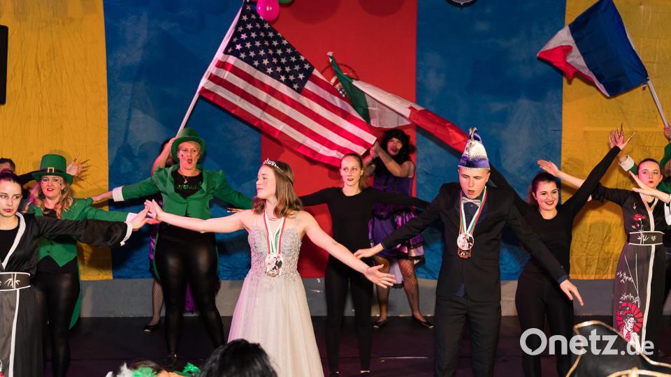 Die Prinzengarde nimmt die Besucher mit nach Amerika. Bild: do