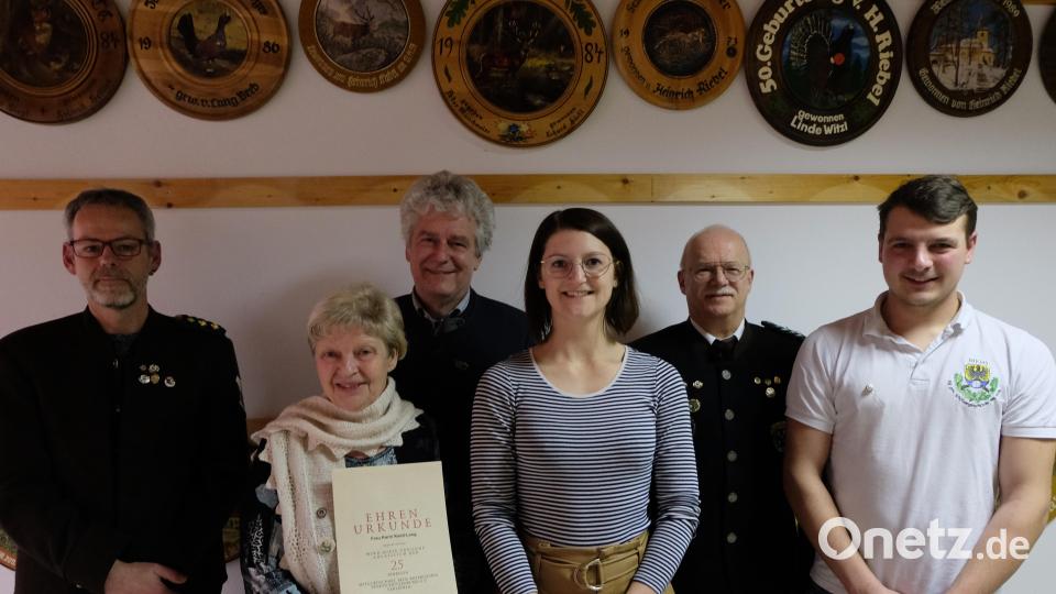 Ergänzungswahlen und Ehrungen standen im Mittelpunkt der Jahreshauptversammlung. Von links: Schützenmeister Sigi Kellner, Karin Kastl-Lang, Bürgermeister Robert Lindner, Ilona Hunsperger, Zweiter Gauschützenmeister Karl Tusch und Jugendleiter Niklas Schönberger. Bild: le
