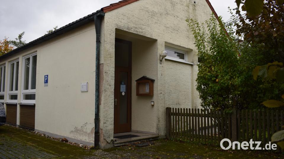 Eine Möglichkeit wäre, das Evangelische Pfarrhaus in der Alten Schulstraße zu erwerben, abzureißen und dort ein neues Gebäude für zwei oder vier Kinderkrippen-Gruppen zu bauen. Bild: szl