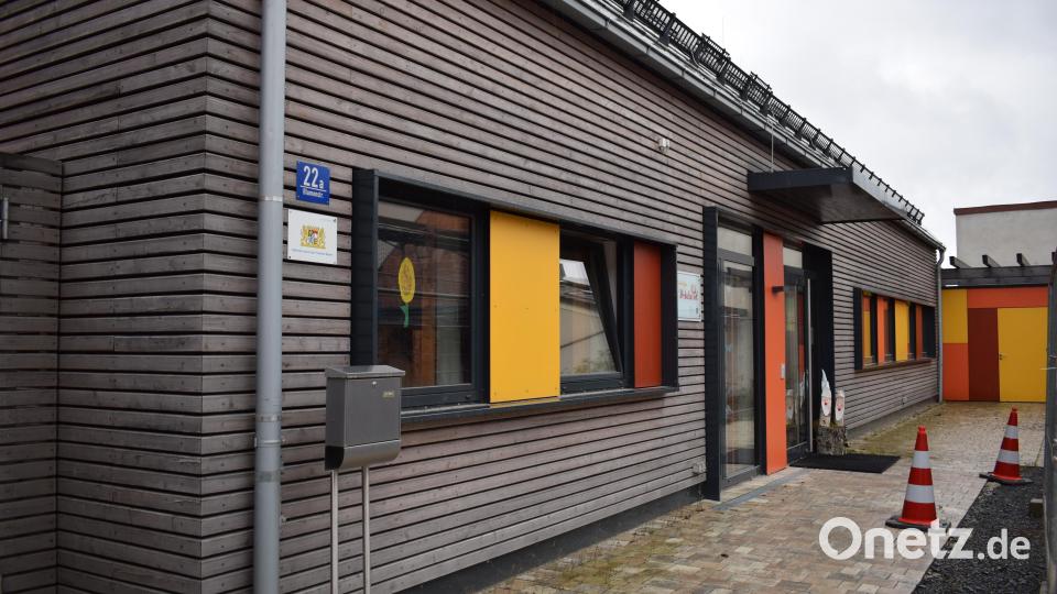 Obwohl die Kinderkrippe Wirbelwind in Plößberg erst einige Jahre alt ist, reicht der Platz schon nicht mehr aus. Architekt Klaus Stiefler vom Büro RSP stellte dem Markträten verschiedene Möglichkeiten für eine Erweiterung vor. Bild: szl