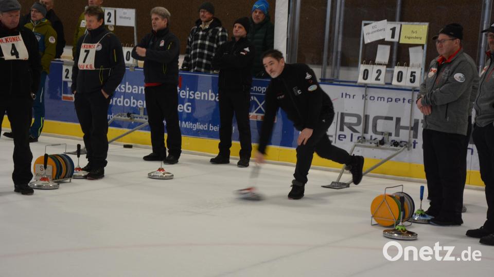 Ganz im Zeichen des Eisstocksports stand am Samstagvormittag die Mitterteicher Eissporthalle, wo 22 Seniorenmannschaften aus dem Freistaat den Bayernpokalsieger der Senioren Ü50 ermittelten. Sieger wurde der FC Ottenzell. Bild: jr