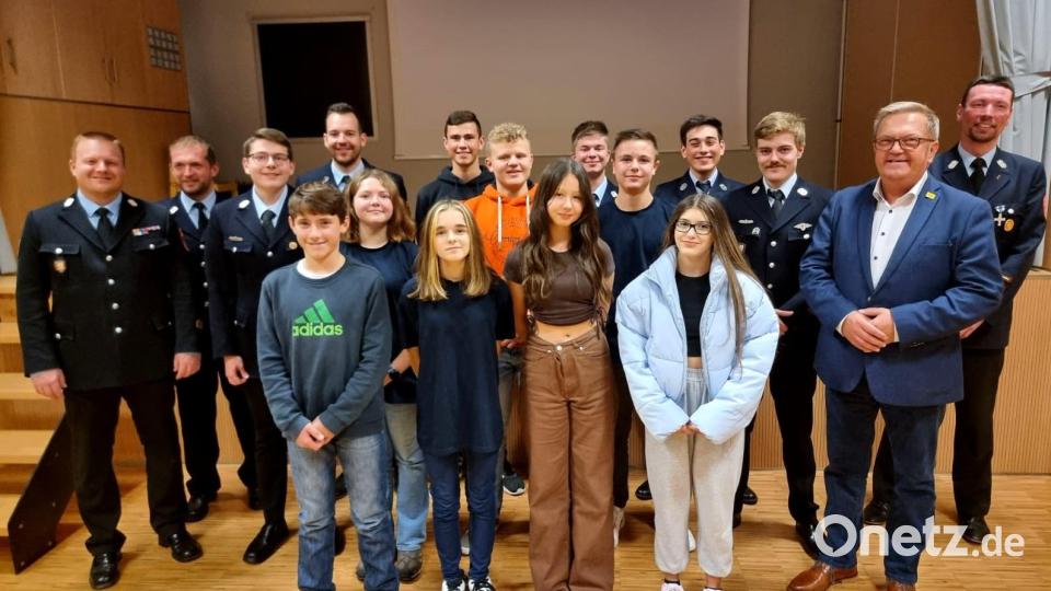 Die ausgezeichneten Mitglieder der Jugendfeuerwehr zusammen mit Stadtbrandmeister Sebastian Schindler (links), Zweitem Kommandanten Christian Karl (Zweiter von links), Jugendwart Maximilian Köppel (Vierter von links), Bürgermeister Martin Preuß (Zweiter von rechts) und Kommandant Christian Schafbauer (rechts). Bild: tne