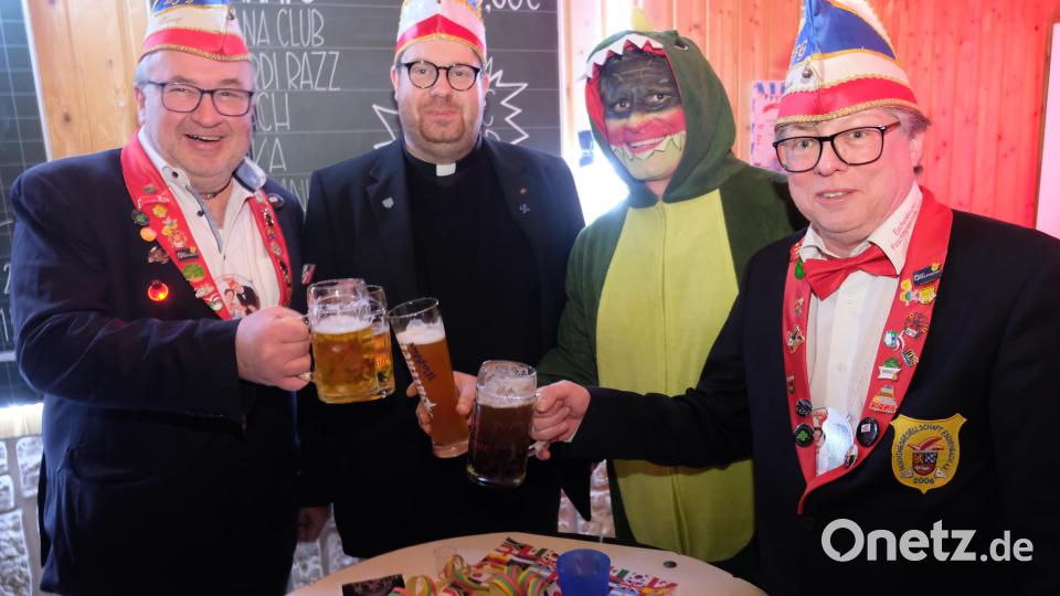 Ein Prosit auf das fröhliche Treiben: Auch (von links) Präsident Harald Wohlrab, Pater Johannes Bosco, Bürgermeister Marcus Gradl als &quot;Krokodil&quot; und EFG-Vorsitzender Michael König zeigen sich von der Eschenbacher Faschingsgala begeistert. Bild: do