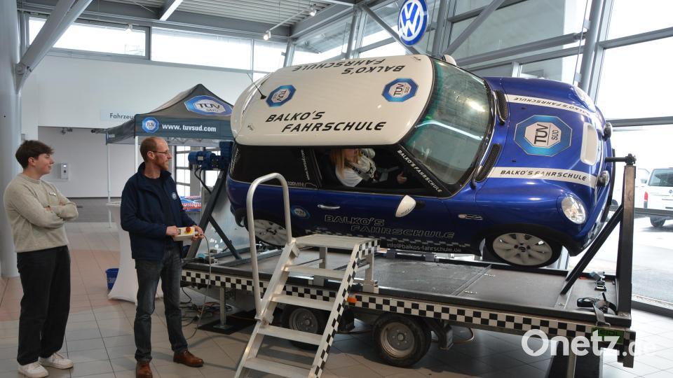 Simuliert wurde ein Überschlag mit einem Fahrzeug, der schon in einem langsamen Tempo einem viel Respekt einjagt, dann erst Recht bei einem Ernstfall. Bild: jr