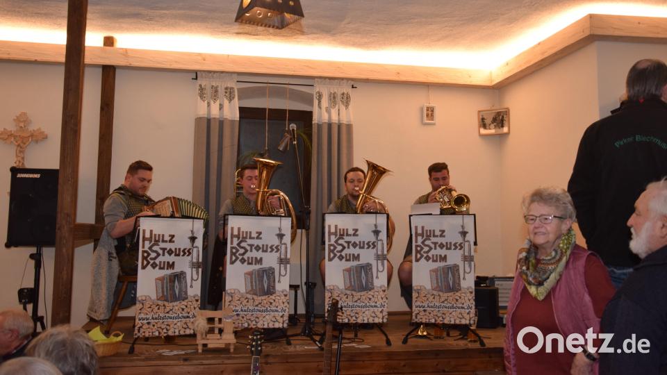 Das Jubiläumsquartett mit Jonas Kraus, Kostantin Stahl, Andreas Holfelner und Julian Bauer spielte an seinem Ehrenabend natürlich auch selbst zünftig auf. Bild: fla