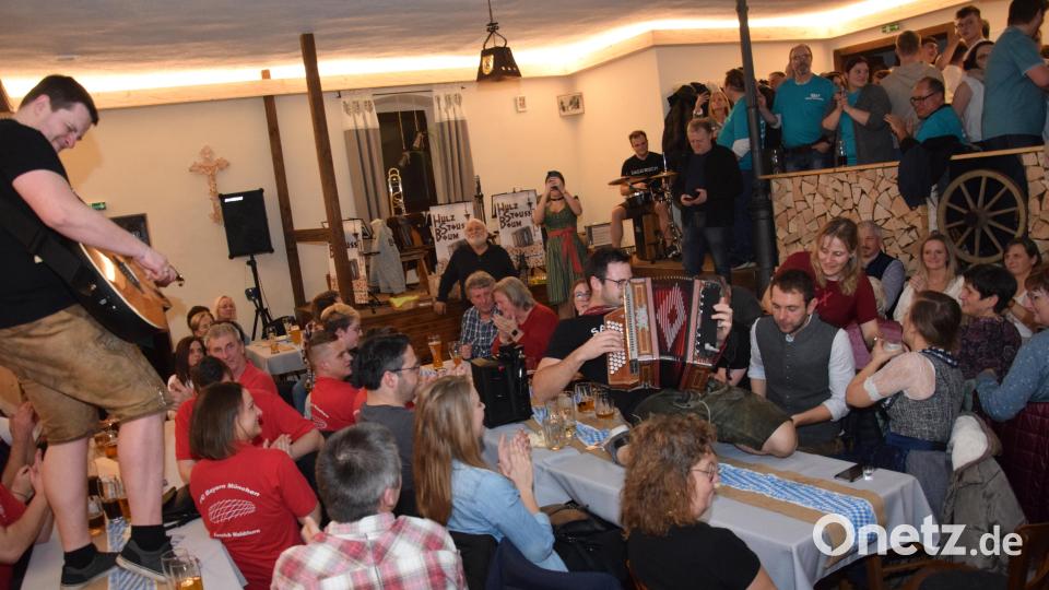 Die Band &quot;Sagg&#039;risch&quot; aus dem Zillertal spielte mit vollem Körpereinsatz. Da mussten schon mal die Tische als Bühnenersatz herhalten. Bild: fla