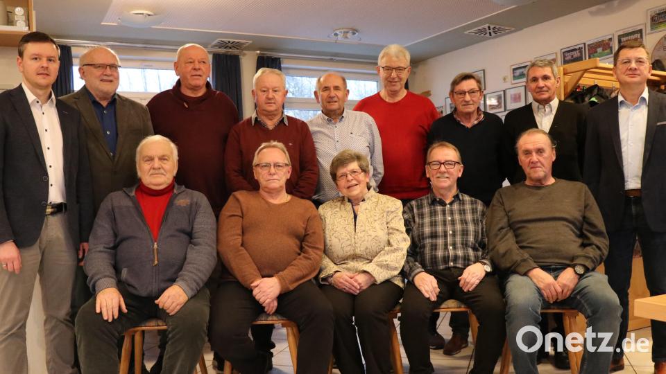 Mit 50 Jahre Mitgliedschaft sind sie die „Urgesteine&quot; des SV Sorghof (stehend, von links): Vorsitzender Dominik Fischer, Willi Ertl, Uwe Wölker, Herbert Fischer, Günther Ringelstetter, Georg Pröls, Heinrich Zinnbauer, Josef Ertl und Dritter Bürgermeister Markus Graf; sitzend (von links): Werner Stubenvoll, Reinhold Meier, Maria Kraus, Ehrenvorsitzender Benno Meier und Fritz Deinzer. Bild: Wilhelm Ertl