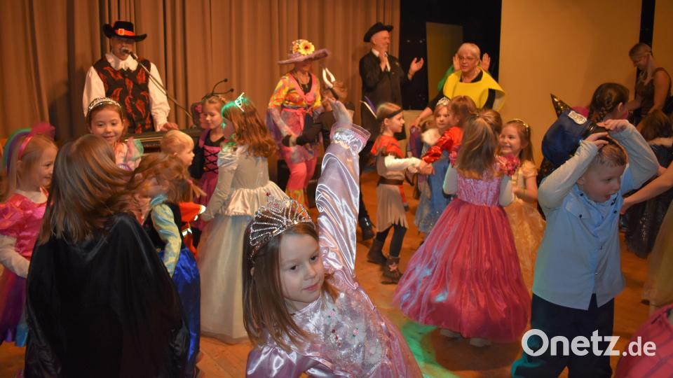 Beim Kinderfasching der Katholischen Pfarrgemeinde Grafenwöhr steppte &quot;der Bär&quot;. Bild: rgr