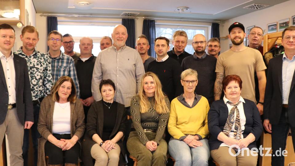 25 bis 45 Jahre sind sie dem SV Sorghof treu (stehend, von links): Vorsitzender Dominik Fischer, Markus Kredler, Christian Sertl, Markus Weiß, Thomas Meier, Christian Rudlof, Peter Lehner, Joachim Graf, Manuel Plößner, Hans Regler, Andreas Plößner, Hubert Merkl, Florian Ertl, Klaus Krause und Dritter Bürgermeister Markus Graf; sitzend (von links): Hermine Graf, Anja Weich, Claudia Götz, Renate Zinnbauer und Margaretha Weiß. Bild: Wilhelm Ertl