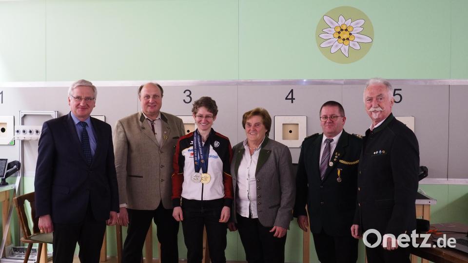 Bürgermeister Johannes Reger, Vorsitzender Bernhard Wenning, Kerstin Schmidt mit WM-Medaillen, Herta Zeiler (OSB-Referentin für Sommerbiathlon), Schützengaumeister (Gau Steinwald) und OSB-Präsident Franz Brunner. Bild: lum