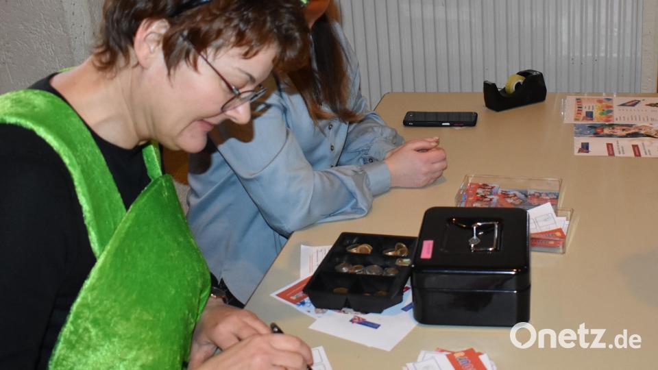 Martina Friedrich musste viele Spielekarten ausgeben. Bild: rgr