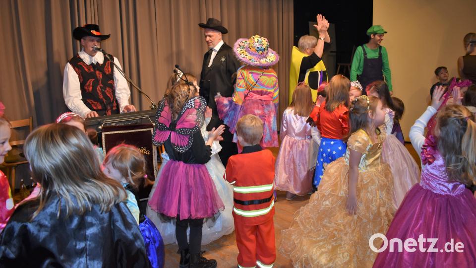 Beim Kinderfasching der Katholischen Pfarrgemeinde Grafenwöhr steppte &quot;der Bär&quot;. Bild: rgr