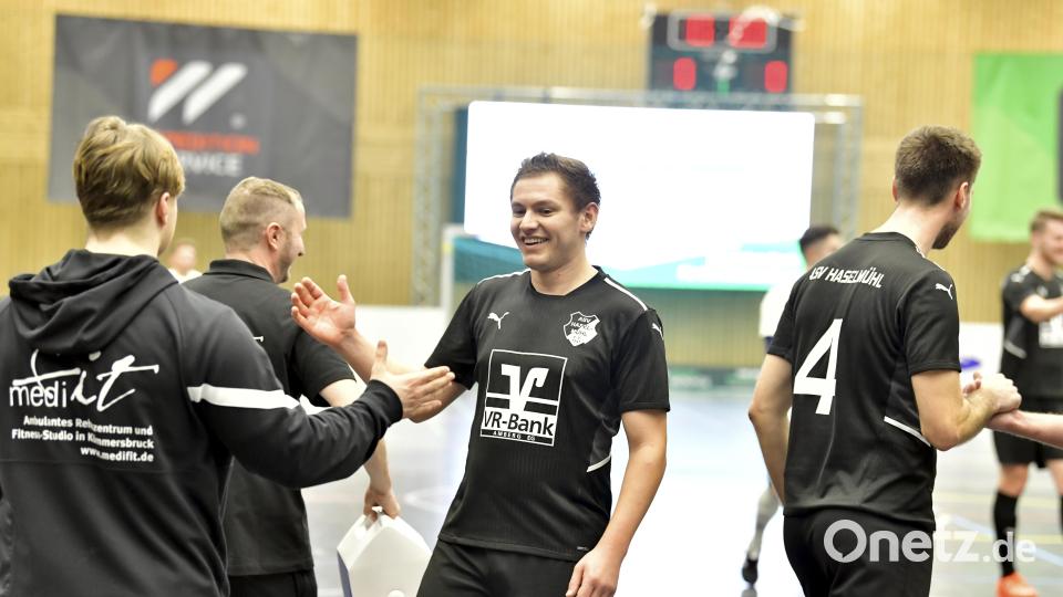 Der gastgebende ASV Haselmühl war mit seinem Abschneiden zufrieden. Daniel Ibler (Mitte) war der Spieler mit den meisten Treffern des Turniers. Bild: Hubert Ziegler