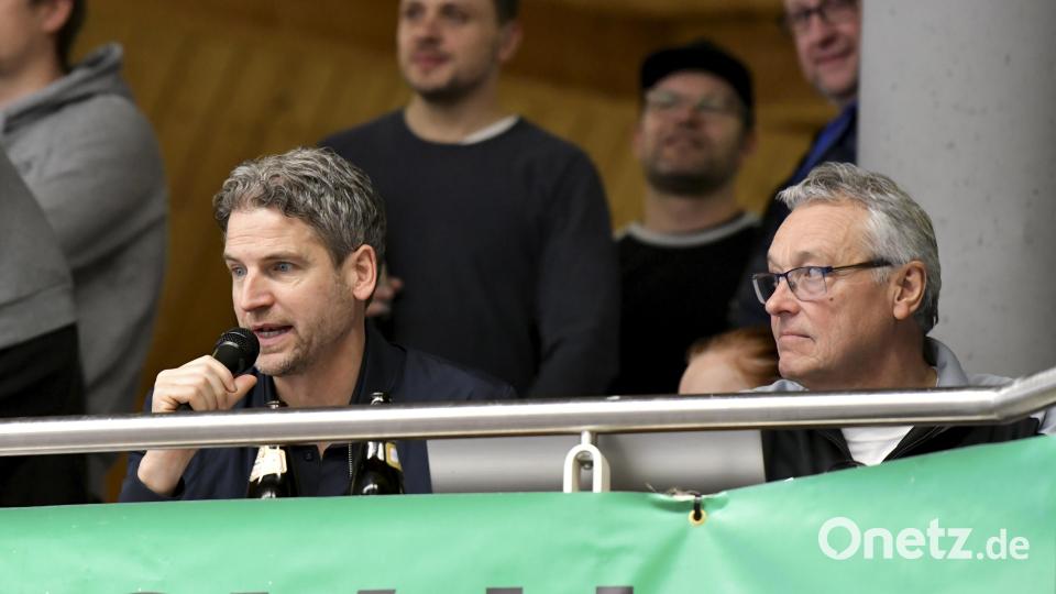 Peter Hardenacke (links) von Sky Sport fungierte als Hallensprecher beim Spedition-Wagner-Cup des ASV Haselmühl. Rechts Toni Schuster, Stadionsprecher des ASV Haselmühl. Bild: Hubert Ziegler