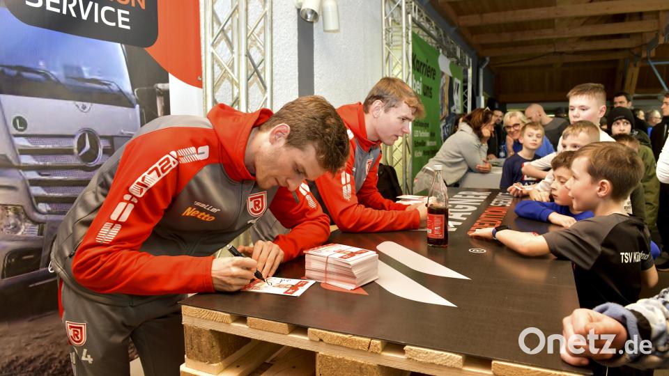 Scott Kennedy (links) und Lasse Günther (rechts) vom SSV Jahn Regensburg gaben fleißig Autogramme. Bild: Hubert Ziegler