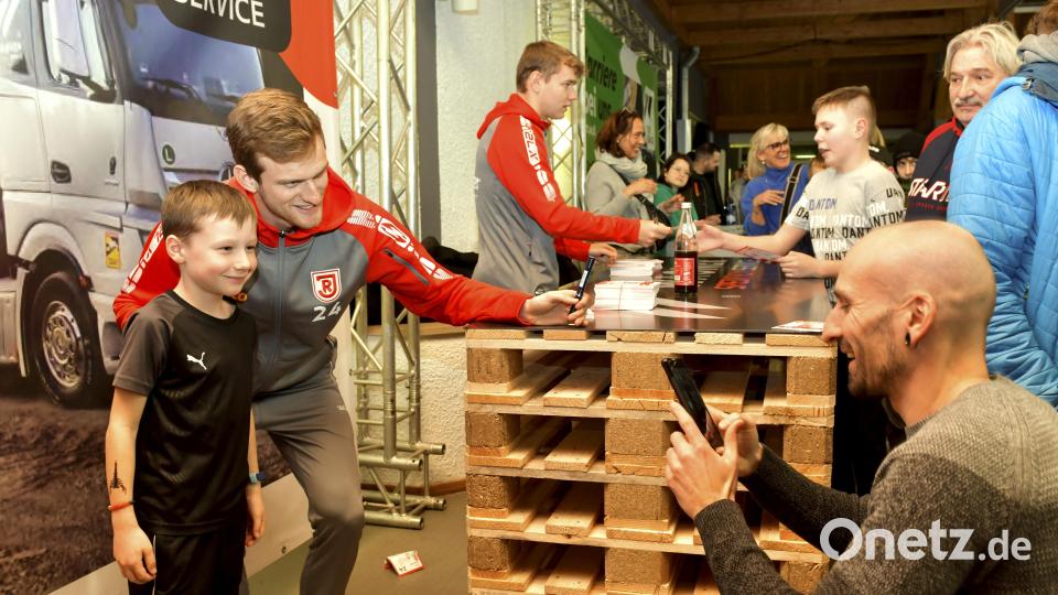 Scott Kennedy (links) und Lasse Günther (rechts) vom SSV Jahn Regensburg standen bereitwillig für ein Handy-Erinnerungsfoto zur Verfügung. Bild: Hubert Ziegler