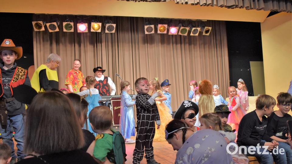 Beim Kinderfasching der Katholischen Pfarrgemeinde Grafenwöhr steppte &quot;der Bär&quot;. Bild: rgr