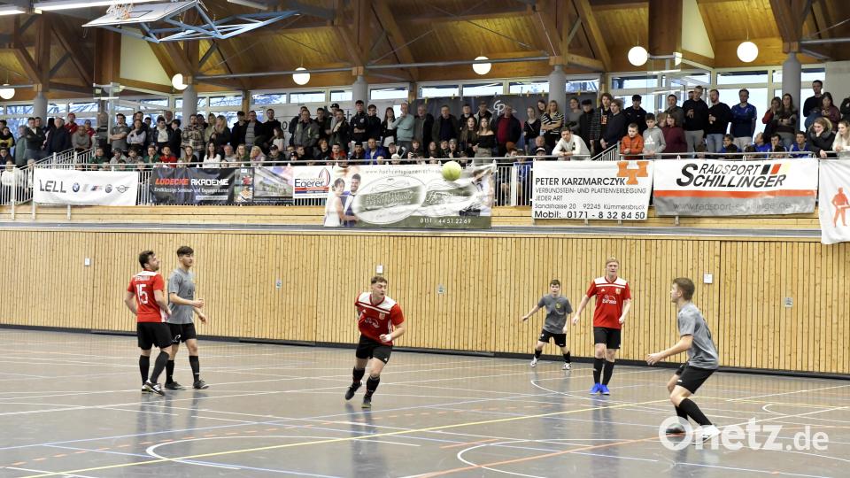 Der SC Germania Amberg (rote Trikots) bekam es bei den Platzierungsspielen mit dem TSV Kümmersbruck (graue Trikots) zu tun. Bild: Hubert Ziegler