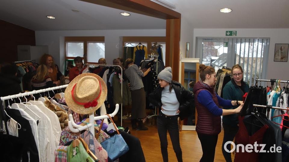 Die Auswahl im Nikolausheim war groß beim AsF-Flohmarkt. Bild: war