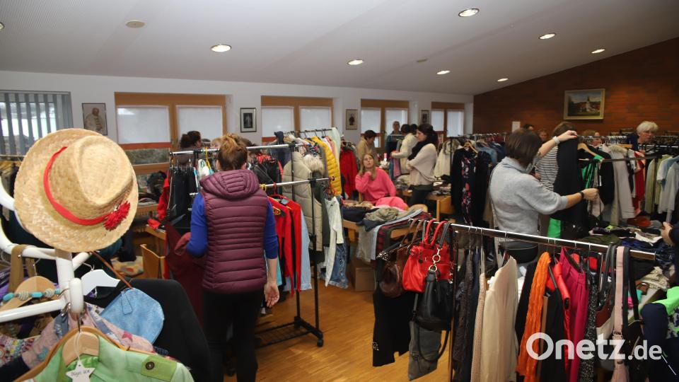 Die Auswahl im Nikolausheim war groß beim AsF-Flohmarkt. Bild: war
