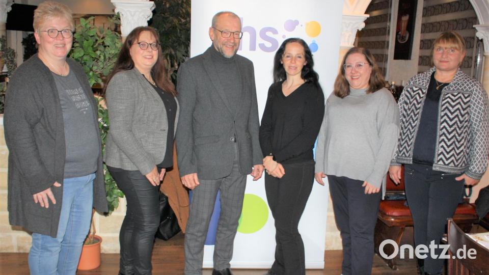 Mit einer neuen Vorstandschaft stellt sich die VHS Eschenbach den Herausforderungen der Zukunft: (von links) Sabine Schultes, die neue Vorsitzende Corneli Spies, Zweiter Vorsitzender Karl Lorenz, Karolina Forster, Dagmar Höller und Geschäftsführerin Angelika Denk. Bild: do