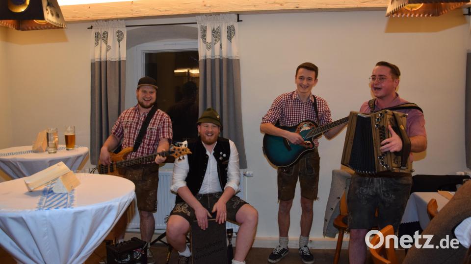 Die &quot;Bockadn&quot; spielten zunächst als &quot;Vorband&quot; im großen Saal und zogen dann um in die Wirtsstube, um auch dort ihre Musik zum Besten zu geben. Bild: fla