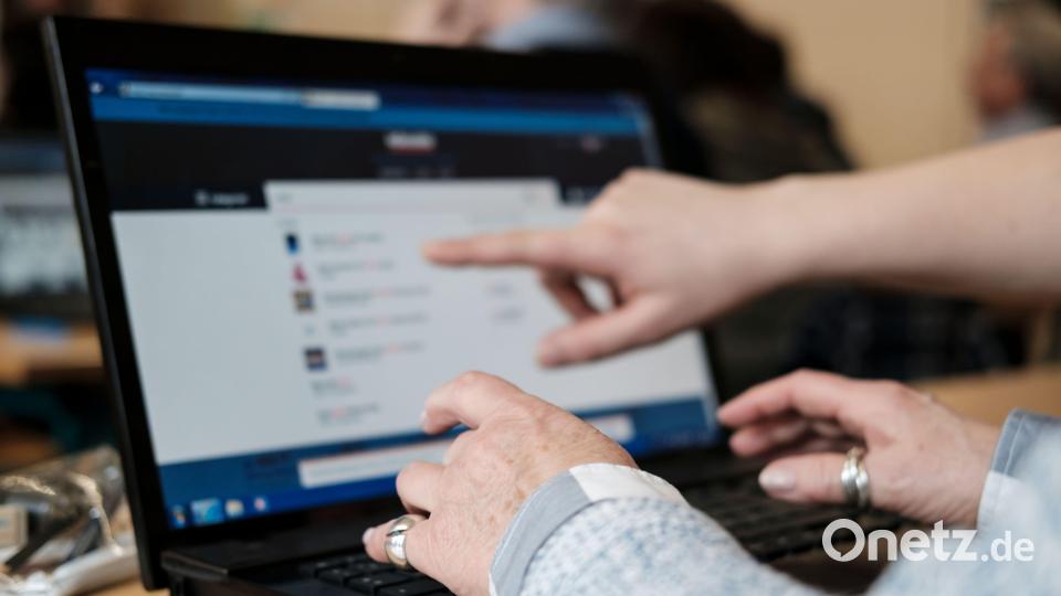 Laptop-Kurse und solche rund um die Gesundheit sind besonders begehrt bei der Volkshochschule Eschenbach. Symbolbild: Peter Steffen/dpa