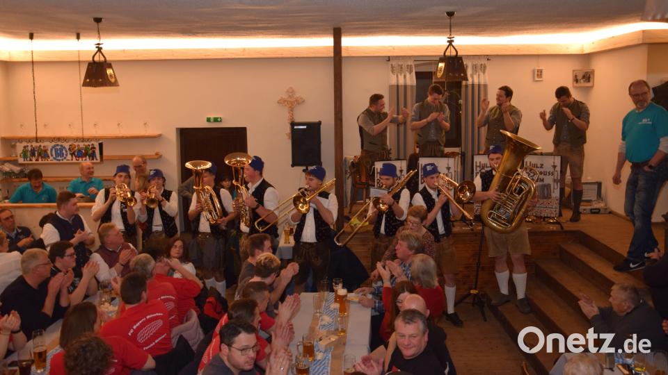 &quot;Dezent Böhmisch&quot; (mit Instrumenten) gratulieren mit viel Musik den &quot;Hulzstoussboum&quot; (auf der Bühne) zum Jubiläum. Bild: fla