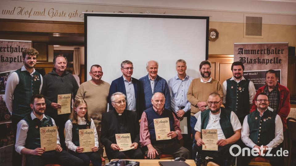 Die Ammerthaler Blaskapelle ehrt ihre Gründungs- und langjährigen Mitglieder (sitzend, von links): David Keck, Ann-Kathrin Haller, Pfarrer Alois Albersdörfer, Karl Englhard, Stefan Ehbauer und Vorsitzender Daniel Haller; stehend (von links): Zweiter Vorsitzender Laurenz Fischer Laurenz, Heinz Englhard, Josef Ehbauer, Franz Badura, Xaver Haller, Norbert Gräml, Armin Minder, Aktivensprecher Tobias Schierl und Johann Minder. Bild: Marianne Hofmann