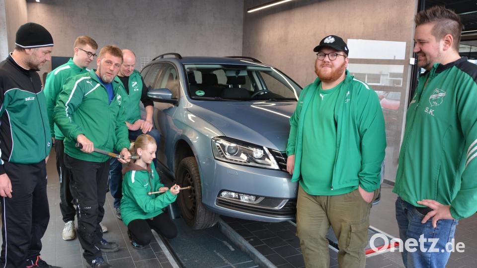 Die 12-jährige Lena machte eine gute Figur beim Reifenwechsel. Die Aufgabe musste beim Wettbewerb um den 1. Motor-Nützel-Vereinscup erledigt werden. Beobachtet wird sie von den Fußballern des TSV Neualbenreuth. Bild: jr