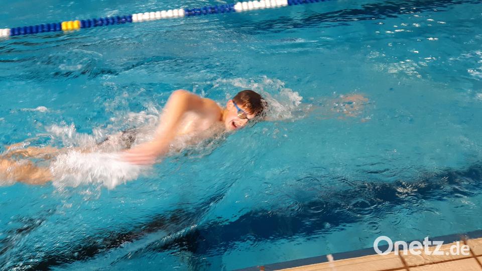 Der 16-jährige Leonhard Fütterer vom Tirschenreuther Schwimm-Club gewann bei den bayerischen Langstreckenmeisterschaften die Silbermedaille über 400 Meter Lagen. Bild: rbg