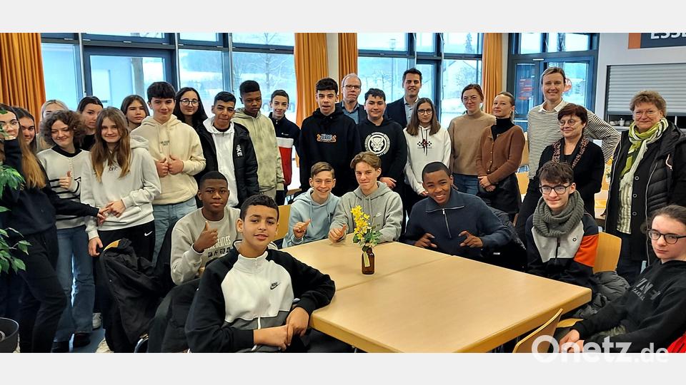 Genau zum 60-jährigen Jubiläum des Deutsch-Französischen Freundschaftsvertrags vom 22. Januar 1963 kamen 23 französischen Jugendliche aus Arveyres ans Ortenburg-Gymnasium, wo sie von Bürgermeister Rudolf Teplitzky und Schulleiter Ludwig Pfeiffer auf Französisch begrüßt wurden. Bild: lg