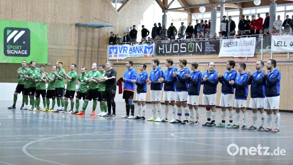 Der FC Rieden (links) und der FC Pegnitz (rechts) standen sich im Finale des Spedition-Wagner-Cups gegenüber. Bild: Hubert Ziegler