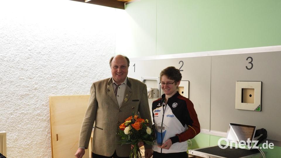 Vorsitzender Bernhard Wenning mit Sommerbiathletin Kerstin Schmidt. Bild: lum