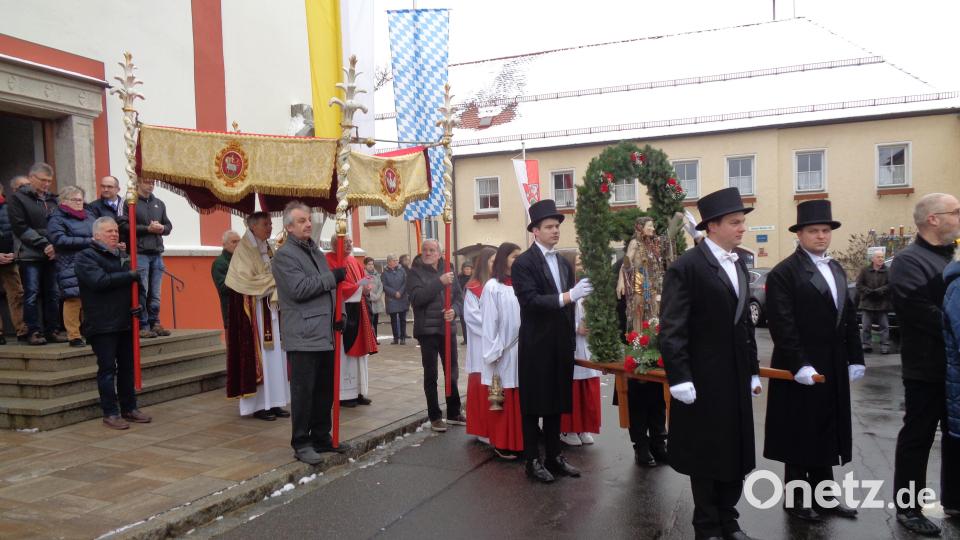 Die Prozession mit der Sebastiani-Statue wurde von vier jungen Männern im schwarzen Frack, mit Zylinder und weißen Handschuhen angeführt. Bild: amö