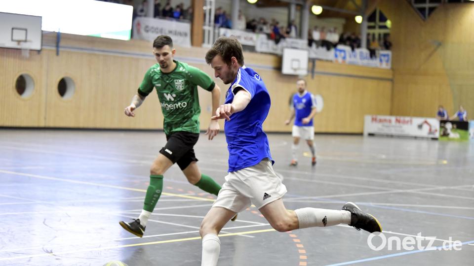 Szene aus dem Finale zwischen dem FC Rieden (links) und dem FC Pegnitz (rechts). Bild: Hubert Ziegler