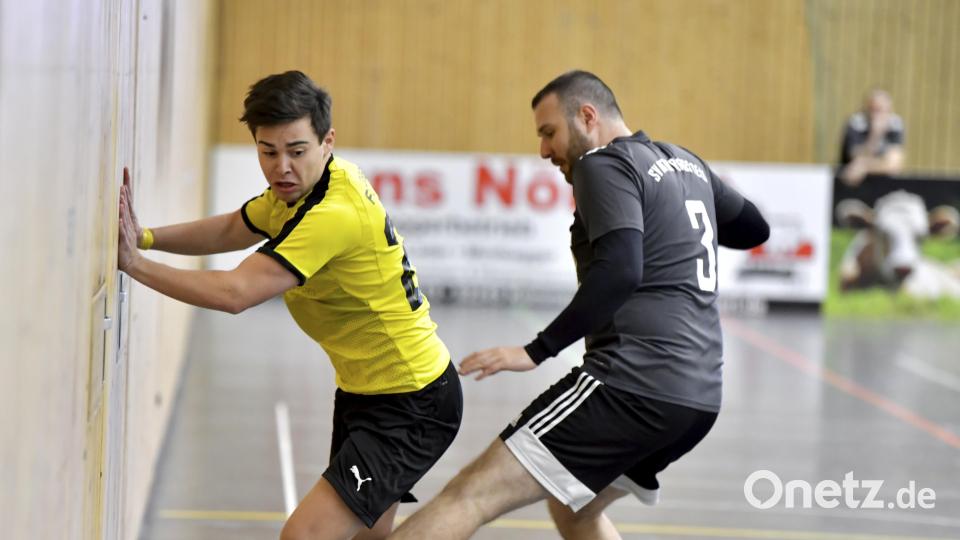 Frank Wagner (links) vom FC Amberg im Duell mit Oktay Türksever (rechts) vom SV Inter Bergsteig Amberg. Bild: Hubert Ziegler