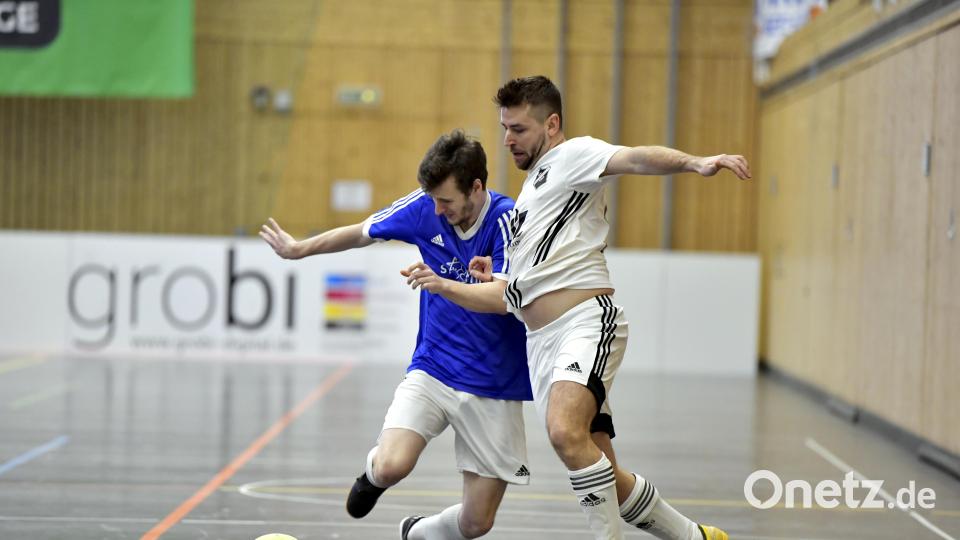 Im Halbfinale verlor der SV Michaelpoppenricht (rechts mit Marco Sommer) gegen den FC Pegnitz (links). Bild: Hubert Ziegler