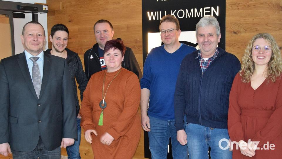 Der neue Vorstand der Rinderzuchtgenossenschaft (von links): Uwe Herrmann (Dollmannsberg), Matthias Willax (Wutschdorf), Thomas Stepper (Ehringsfeld), Stefanie Roth (Kühnhof), Martin Hubmann (Iber), Hans Pirner (Pürschläg) und Fachberaterin Miriam Mehrl Bild: Dr. Thomas Nibler/exb