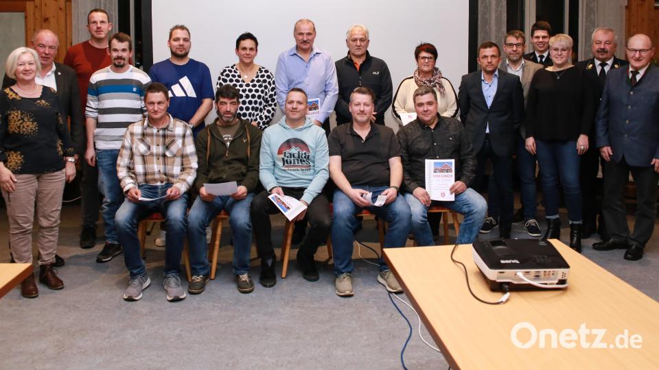 Auf 20 und 30 Jahre Mitgliedschaft können zahlreiche Angehörige der Feuerwehr Haselmühl zurückblicken. Bild: egl