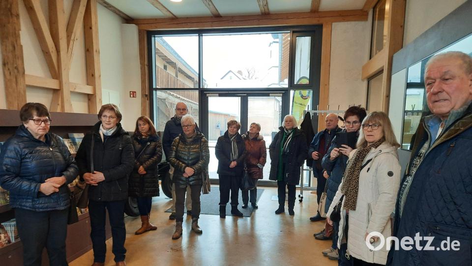 Die Seniorenbeauftragten der Städte, Märkte und Gemeinden besichtigen das Theres-Neumann-Museum in Konnersreuth. Bild: Anja Dubrowski/Landratsamt Tirschenreuth/exb